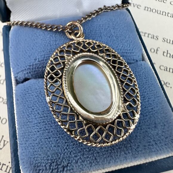 Vintage MOP Pendant Necklace Gold-Tone Victorian Revival Midcentury Latticework - Picture 5 of 6